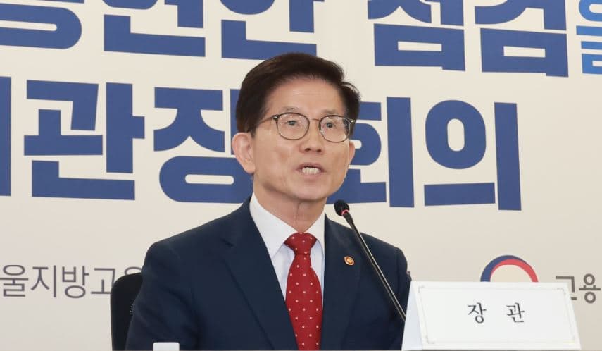 '보수 지지율 1위’ 김문수 장관 전격 사퇴… 뜨거운 경선 예고