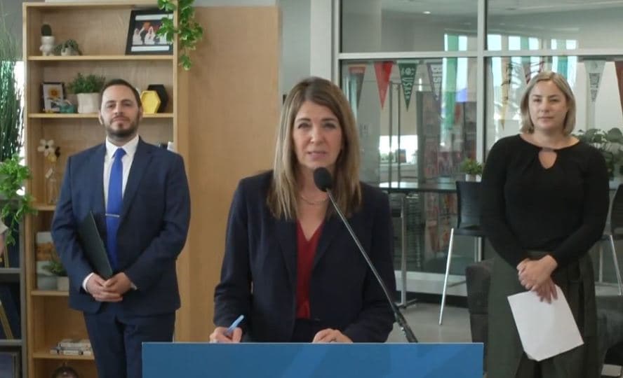 “시계 돌리기 지겹다”  앨버타 총리 ‘영구 서머타임’ 도입 추진