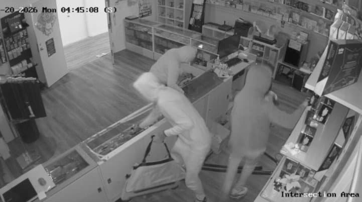 토론토 수집카드 전문점 ‘복면 괴한’ 침입… "새벽 4시의 악몽" 