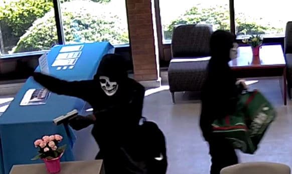 나이아가라 은행 '3인조 권총 무장강도' 용의자 수사