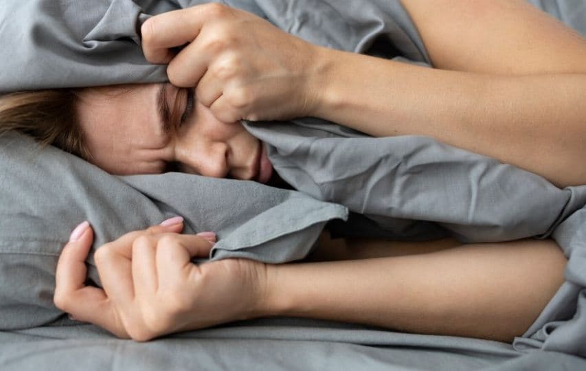 피곤한데 잠이 안 온다?…  불면증 유발 5가지 나쁜 습관
