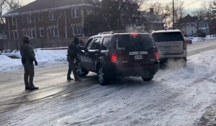 美이민단속 ICE요원, 여성 총격 사망… 미네소타주 ‘정당방위’ 공방