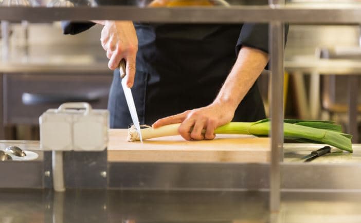 토론토 외국인 근로자들 영주권 미끼 ‘페이백’ 불법 관행 확산