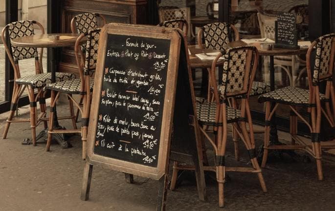 입간판 벌금이 830달러?… 퀸 웨스트 덮친 토론토 시청 단속반 