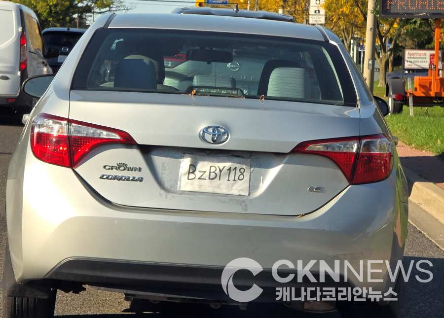 토론토 도로 한복판에 ‘종이 번호판 차량’ 포착[시민 제보]