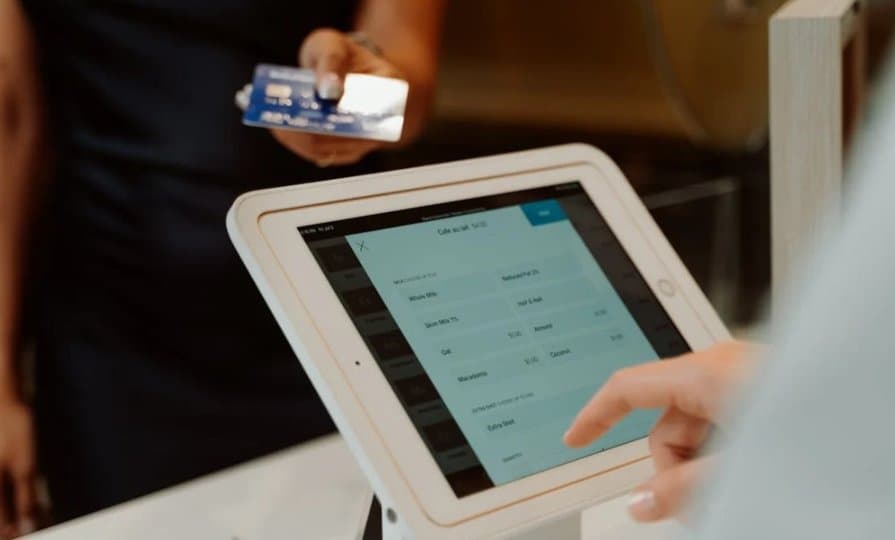 선 넘은 팁 요구에 소비자 ‘폭발’… 캐나다인 67% "팁 문화 폐지"