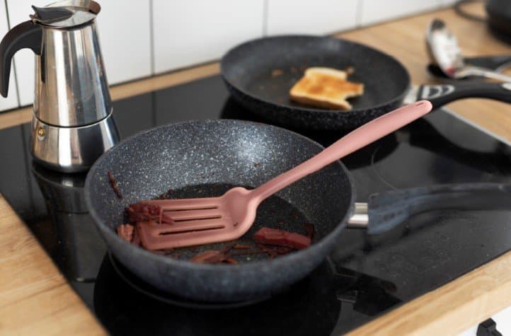 프라이팬 사용 습관 3가지만 바꿔도 수명 2배로 늘어난다