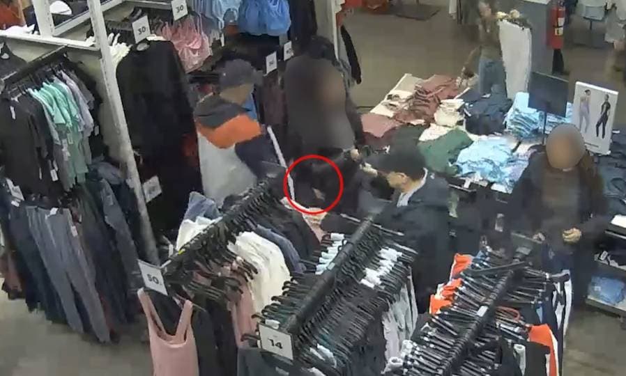 [영상] 쇼핑 중 순식간에 슬쩍… 토론토 프리미엄아울렛 '소매치기 비상'