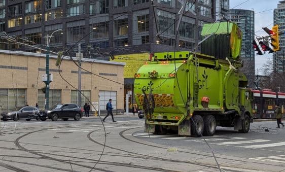쓰레기 트럭 전차선 손상' 토론토 다운타운 교통 마비