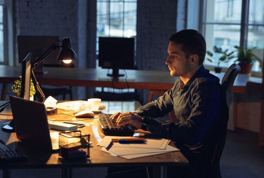 주 4일제 근무 'NO' ⋯ 주 6일제로  늘린 나라