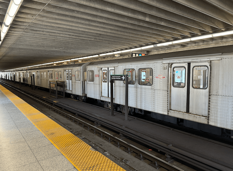 "또 선로 보수" 주말마다 공사하는 TTC 지하철