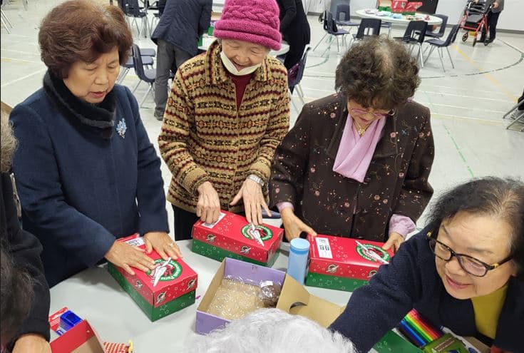 토론토 다운스뷰교회 '사랑의 슈박스 보내기' 행사
