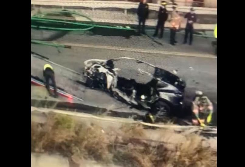 테슬라 과속으로 방호벽 충돌, 화재 발생 '4명 사망'