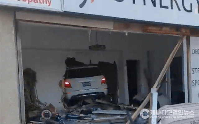 노스욕, 상가 안으로 차량 돌진, 운전 미숙 추정