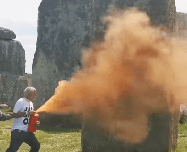 5천년 역사 스톤헨지 유적지  '물감 테러' 당해