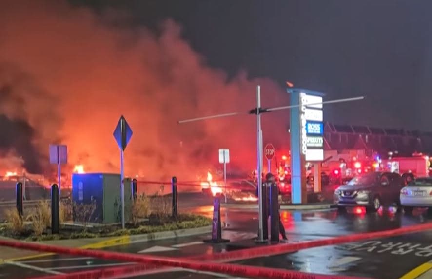 美 필라델피아 쇼핑몰 인근 소형기 추락… 탑승자 전원 사망한 듯