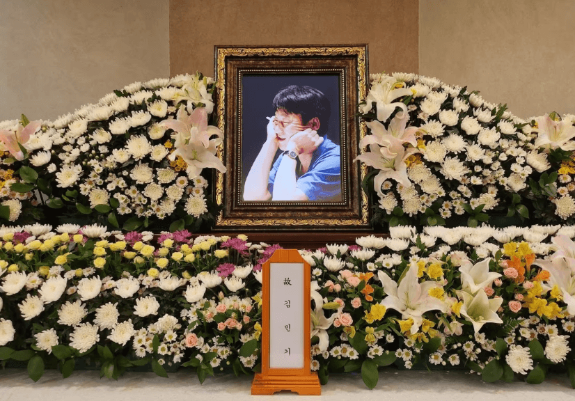 세상 떠난 '민중가수' 김민기⋯추모 행렬 이어져