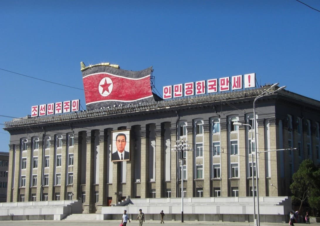 북한 김정은 '핵무기동원 남한 평정할 것' 위협