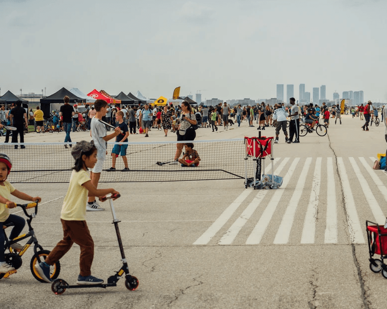 공항활주로가 '무료 가족 놀이터'로 변신