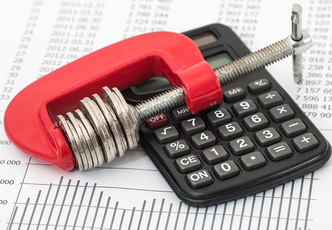 캐나다주민들 버는 돈보다 빚이 더 많아