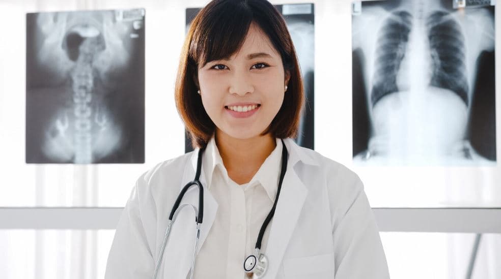 평균 연봉 4억, 최고 6억 받는 한국 의사들?