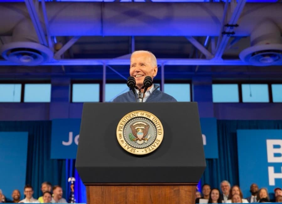 美, 중국 무역 공격 강화 ⋯ 전기차 '100% 관세 폭탄'