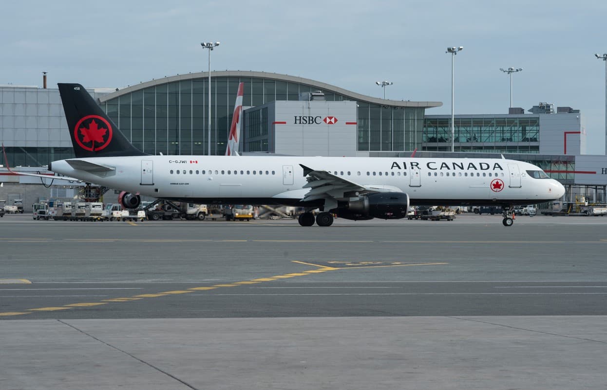 피어슨 공항서 '비행기 탑승객 출발 전 문 열고 뛰어내려'