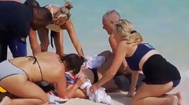 캐나다 여성, 카리브해 휴가중 상어 공격으로 양손 잃어