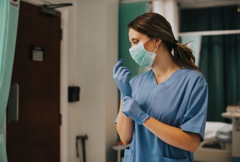 수술 대기 더 길어지나?… 온타리오 병원들, 줄줄이 인력 감축 선포