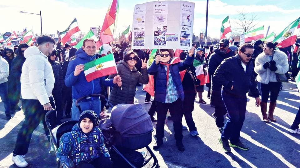 '하메네이 사망 소식'에 리치몬드힐 이란 시위현장 '축제 분위기'