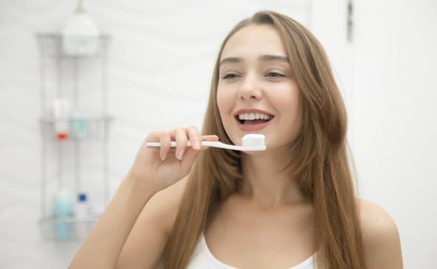 열심히 칫솔질 해도 소용없다?… 입 냄새 싹 잡는 3단계 공개