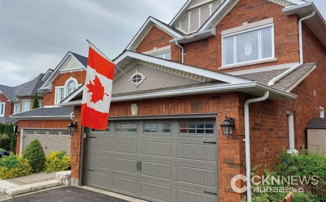 토론토 집값, 팬데믹 정점 대비 26% 하락… 가격 하락 불구 거래 "뚝