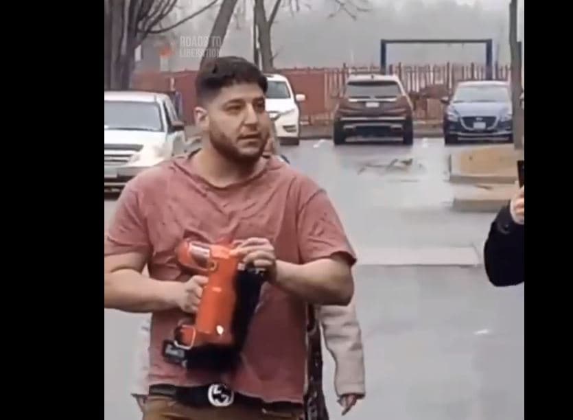 쏜힐, 이-팔 시위대, 못총까지 들고 나와