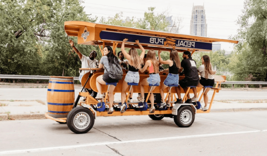 토론토 페달펍 "이젠 도로에서 ‘맥주 한 잔’ 가능"