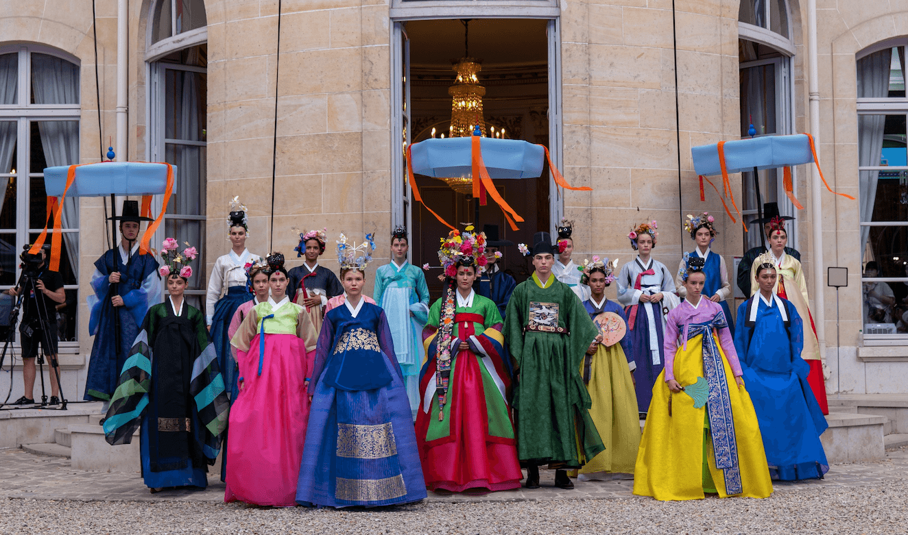 한복의 아름다움' 파리 시민·관광객 홀렸다