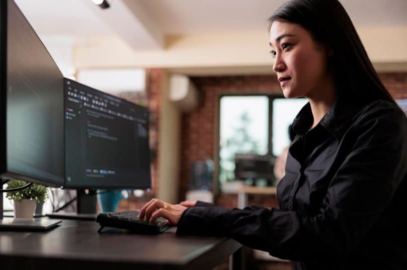 AI에 빼앗긴 캐나다 청년들의 미래 "취업난 15년 만에 최악"