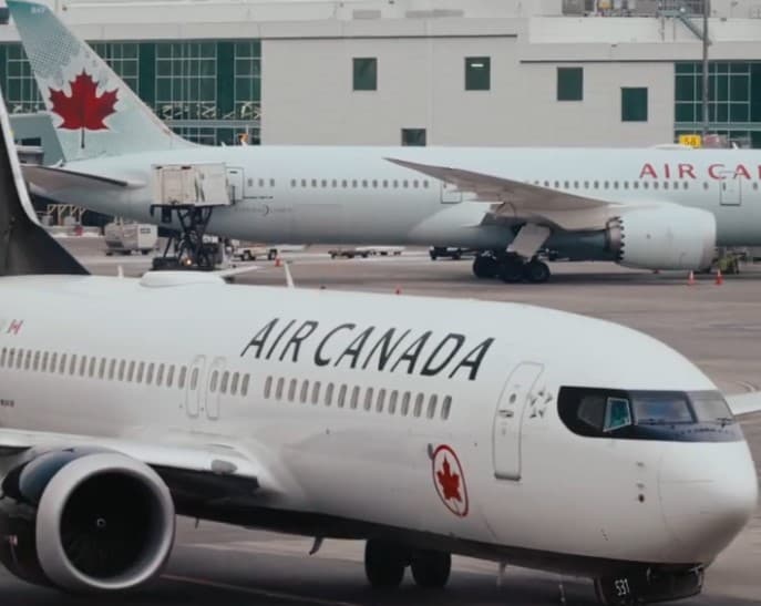 덴버발 에어캐나다 여객기 긴급 착륙, 기내 악취로 전원 대피 소동