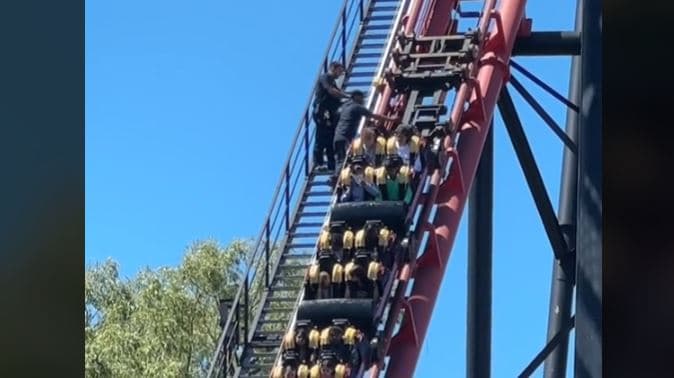 주말 공포의 원더랜드 놀이기구 '운행 중 멈춰'