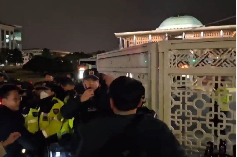 국회 ‘비상계엄 해제 결의안’ 가결…계엄 선포 무효