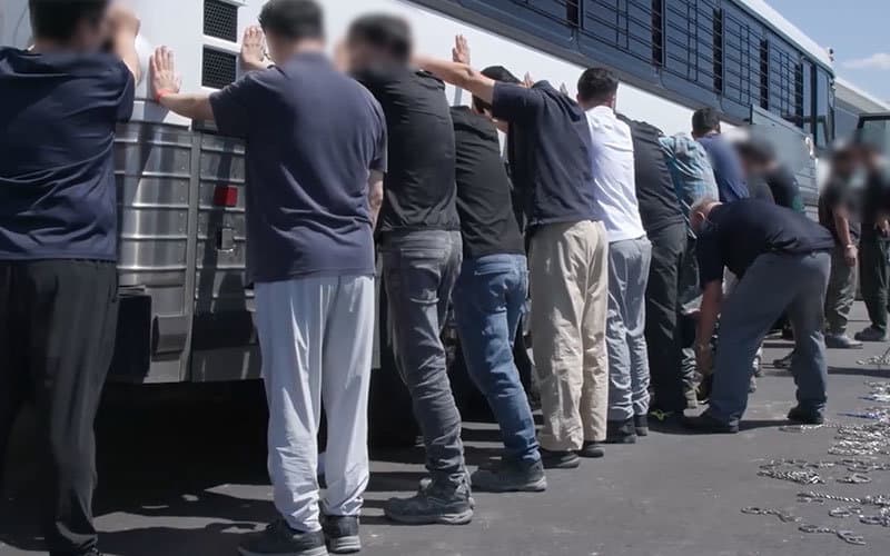 美, 족쇄 채워 감금한 한국인 근로자 300명 전세기로 송환 합의