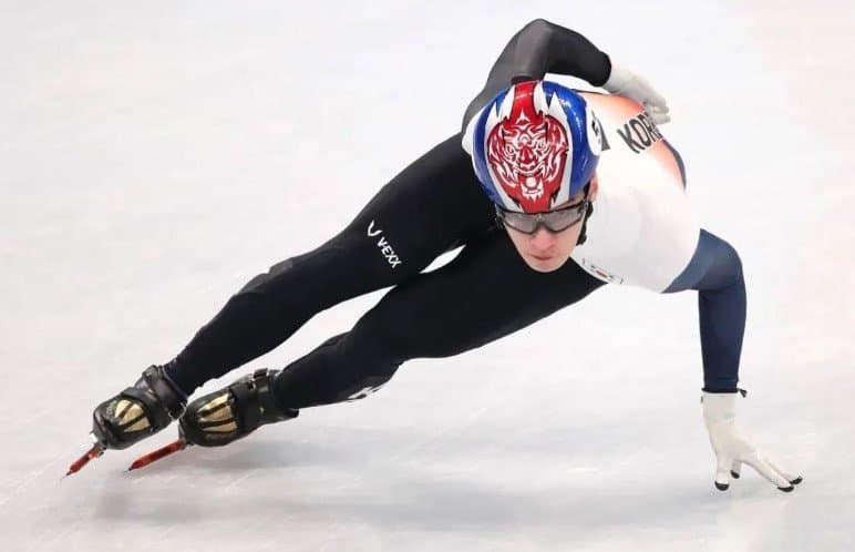 황대헌 막판 스퍼트… 한국 남자 계주, 올림픽 2연속 은메달