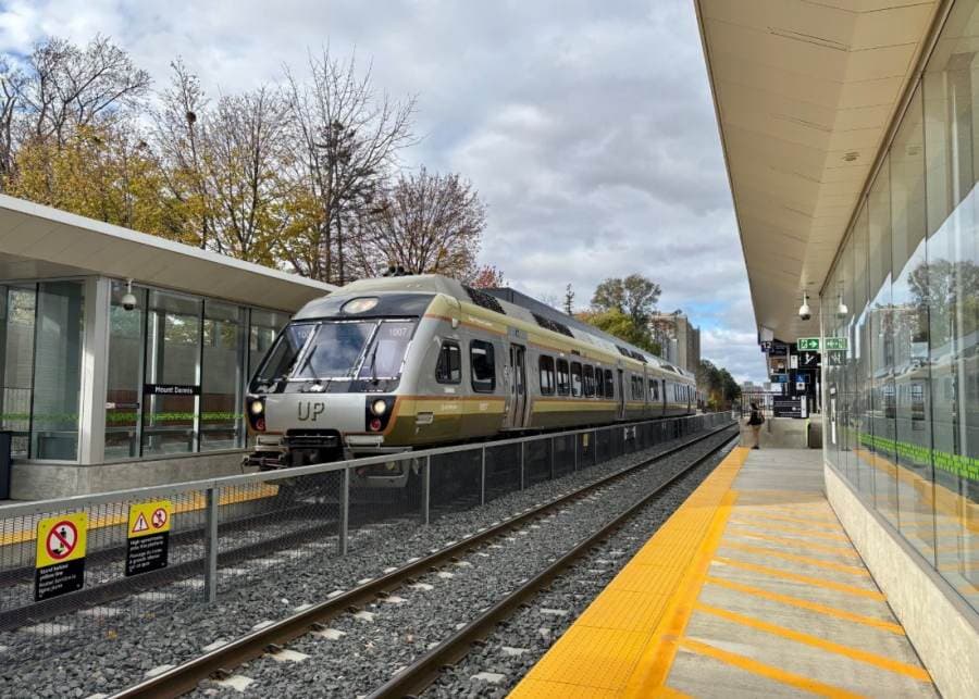 토론토 마운트 데니스역, GO트레인·UP익스프레스 운행 시작
